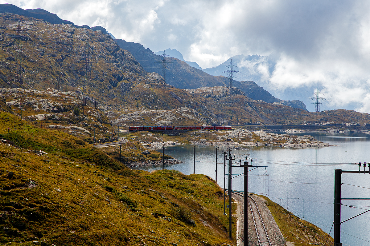 Geführt von dem RhB ALLEGRA-Zweispannungstriebzug ABe 8/12 – 3511  Otto Barblan  erreicht der RhB-Regionalzug nach St. Moritz am 06.09.2021 bald, dem höchsten Punkt der Berninabahn, Ospizio Bernina.