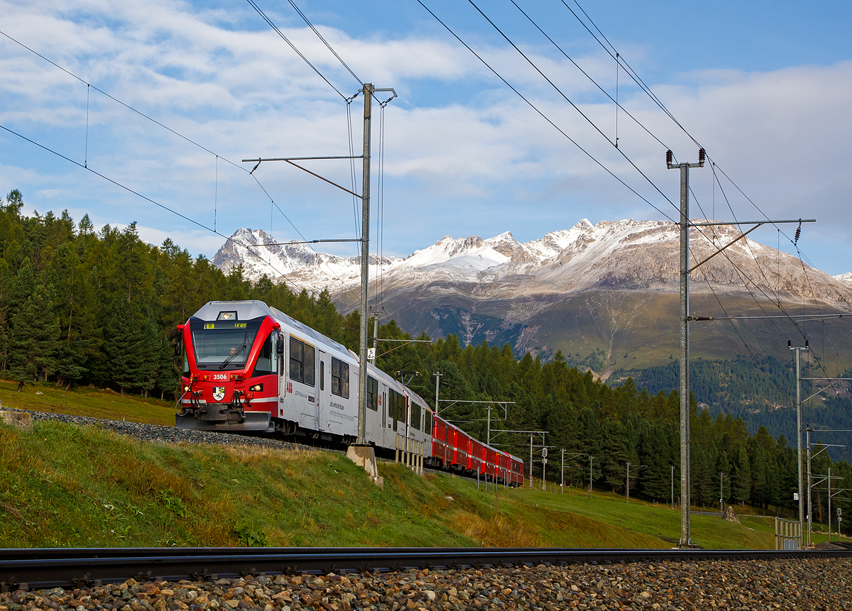 
Geführt von dem RhB ALLEGRA-Zweispannungstriebzug (RhB ABe 8/12) 3506  Anna von Plantai  erreicht der RhB Regio-Zug nach Tirano am morgen des 13.09.2017 bald den Bahnhof Pontresina.