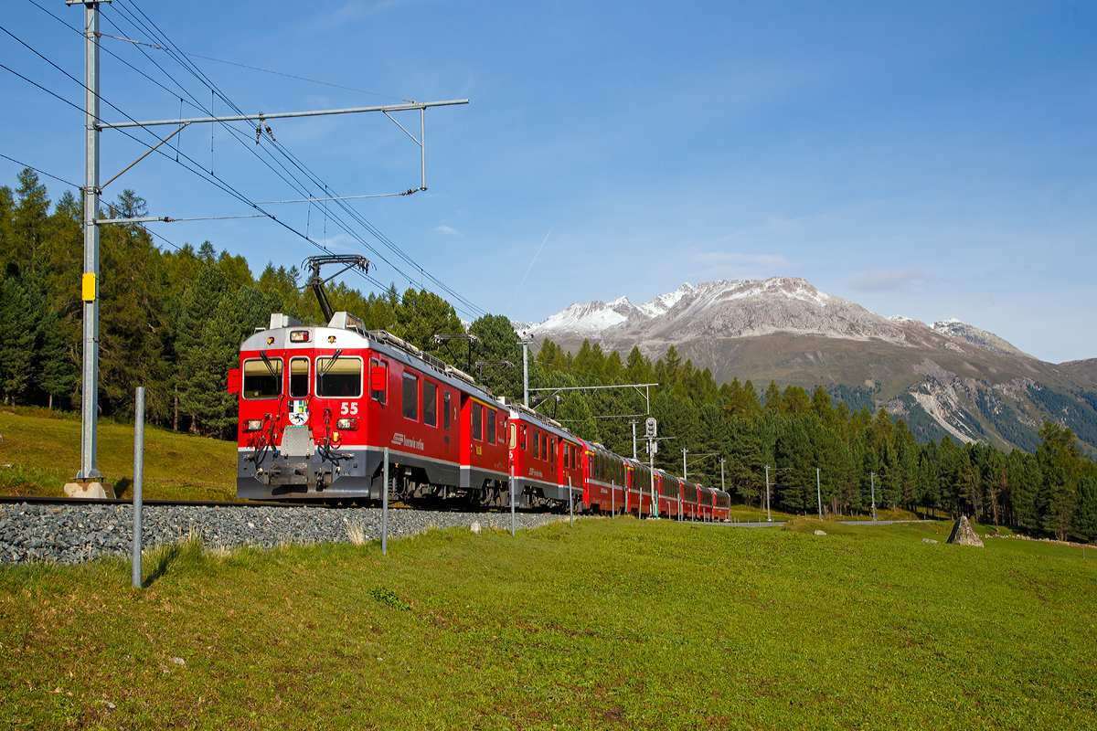 
Gefhrt von den RhB beiden ABe 4/4 III Triebwagen Nr. 55  Diavolezza  und Nr. 56  Corviglia  erreicht der Bernina-Express (RhB D 973) am 13.09.2017 bald den Bahnhof Pontresina.