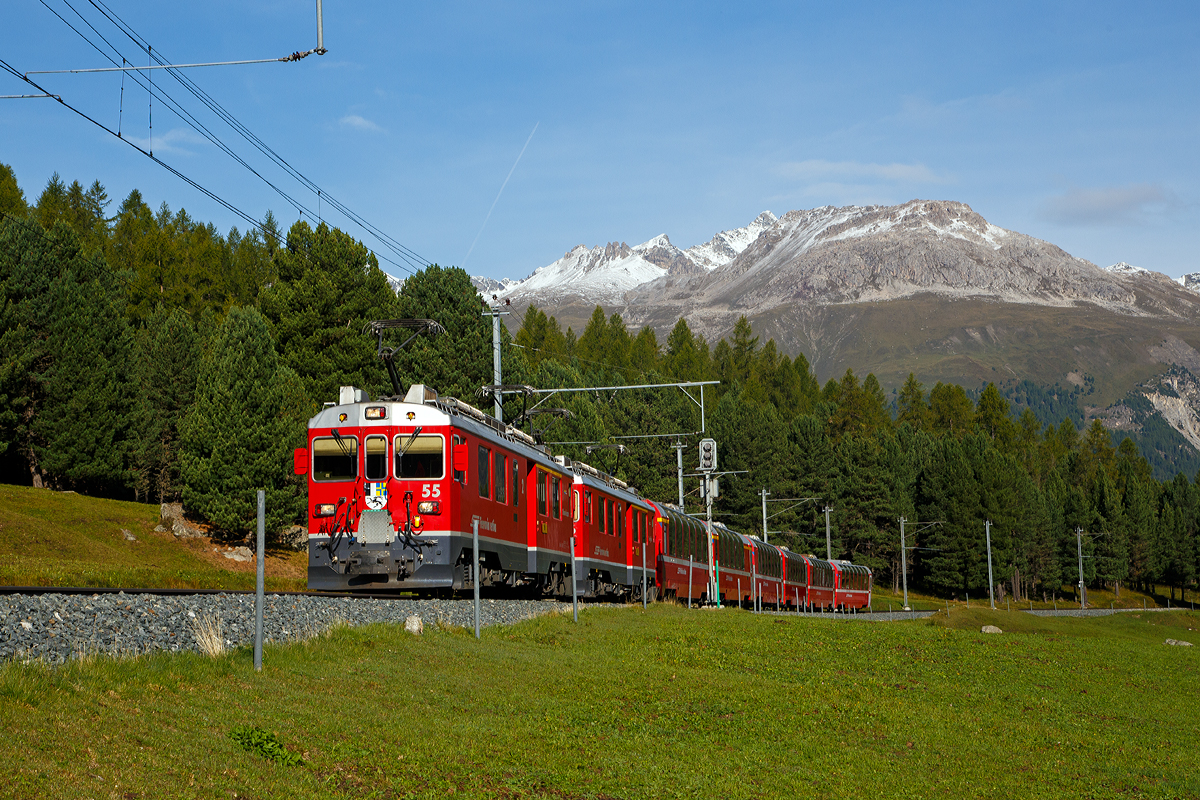 
Geführt von den RhB beiden ABe 4/4 III Triebwagen Nr. 55  Diavolezza  und Nr. 56  Corviglia  erreicht der Bernina-Express (RhB D 973) am 13.09.2017 bald den Bahnhof Pontresina. 

Da wo die Sonne noch nicht hin kommt ist es noch frostig, so haben die Triebwagen noch jeweils beide Stromabnehmer gehoben.
