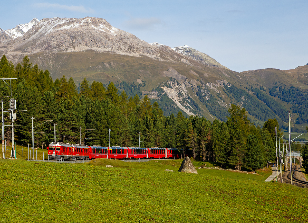 
Geführt von den RhB beiden ABe 4/4 III Triebwagen Nr. 55  Diavolezza  und Nr. 56  Corviglia  erreicht der Bernina-Express (RhB D 973) am 13.09.2017 bald den Bahnhof Pontresina. 

Rechts die Strecke Pontresina - Samedan.