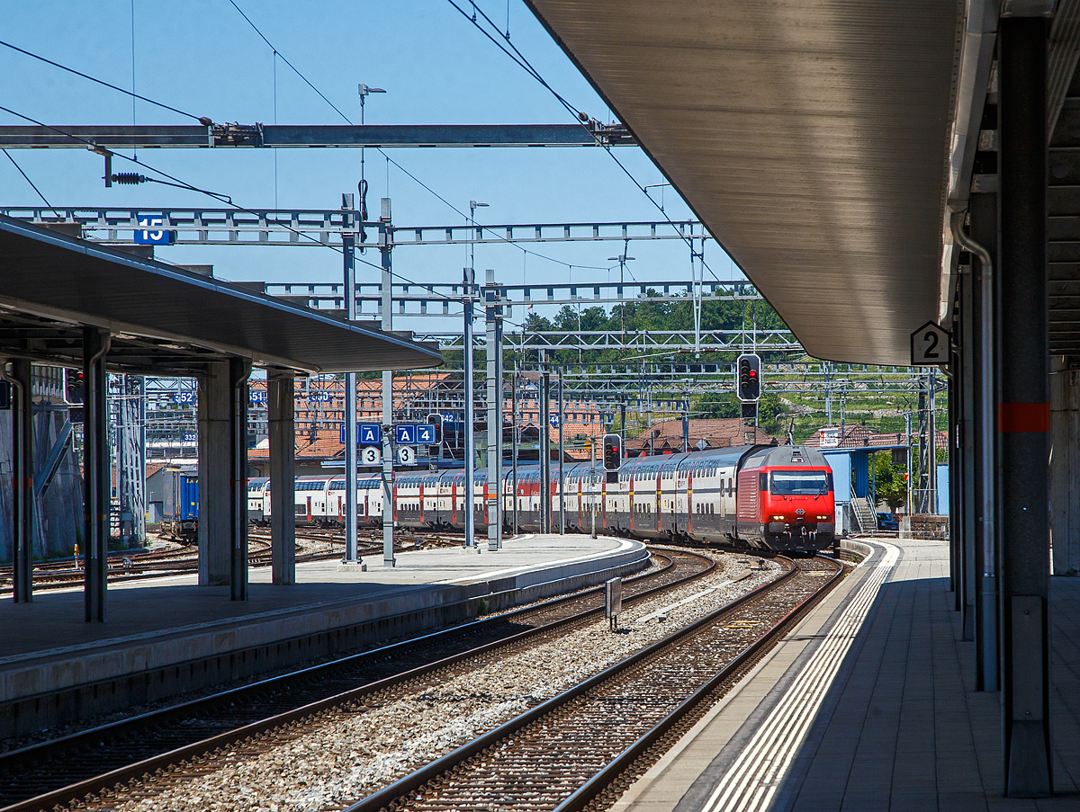Geführt von einer SBB Re 460 erreicht der, aus 10 Dosto-Wagen bestehende IC 8 nach Brig, am 11.07.2022 den Bahnhof Spiez.