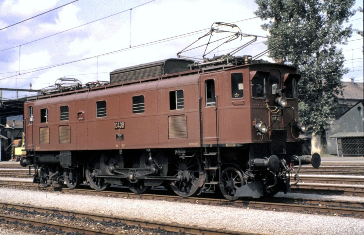 Geführte Besichtigung im Depot Olten Ae 3/6 II Nr.10 439. Die Lok wurde zum Fotografieren aus dem Schuppen gefahren, am 15.08.1980.