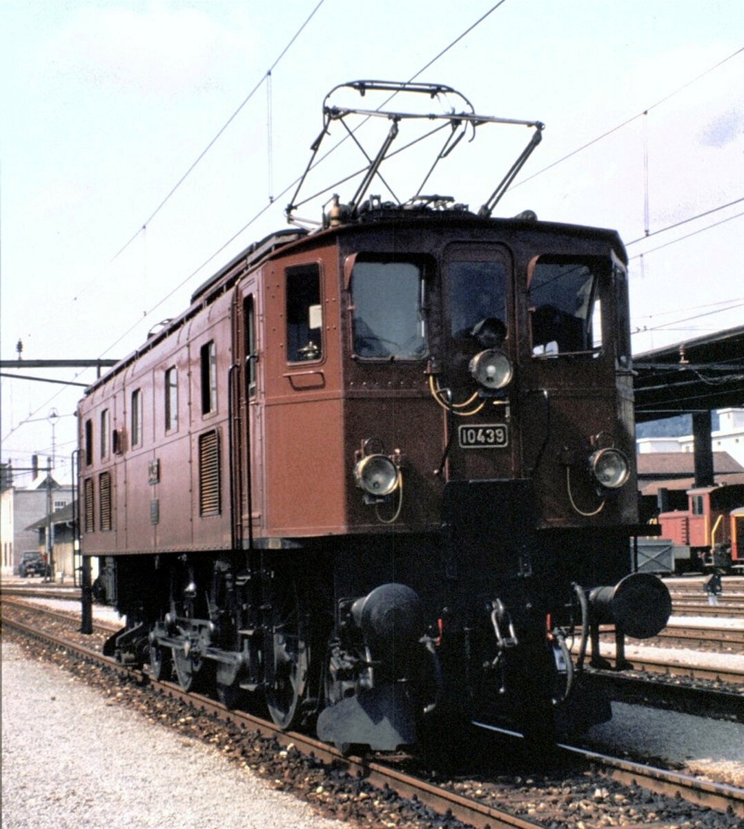 Geführte Besichtigung im Depot Olten Ae 3/6 II Nr.10 439. Die Lok wurde zum Fotografieren aus dem Schuppen gefahren, am 15.08.1980.
