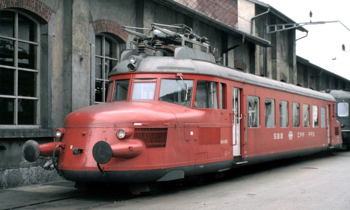Geführte Besichtigung im Depot Olten RBe 2/4 Nr.1002 am 15.08.1980.