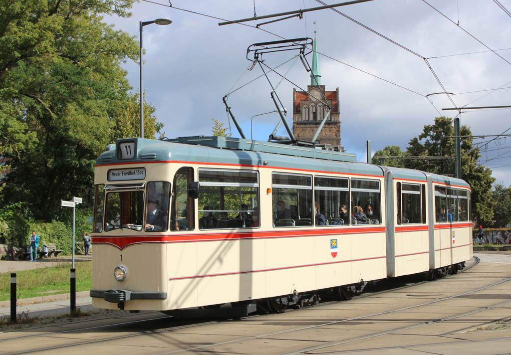 Gelenktriebwagen des Typs G4-61 aus dem Baujahr 1961 als Sonderfahrt von Rostock Südblick nach Rostock Neuer Friedhof am 18.09.2022 in der Rostocker Innenstadt.