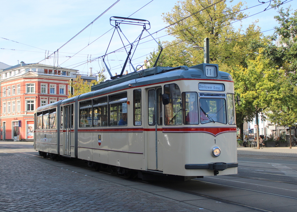 Gelenktriebwagen des Typs G4 am Mittag des 17.09.2023 am Doberaner Platz in Rostock