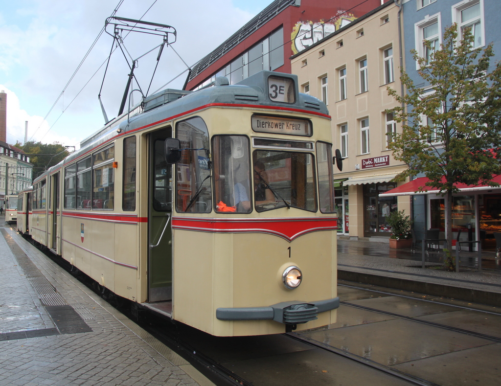 Gelenktriebwagen des Typs G4 stand am 20.09.2015 am Doberaner Platz in Rostock