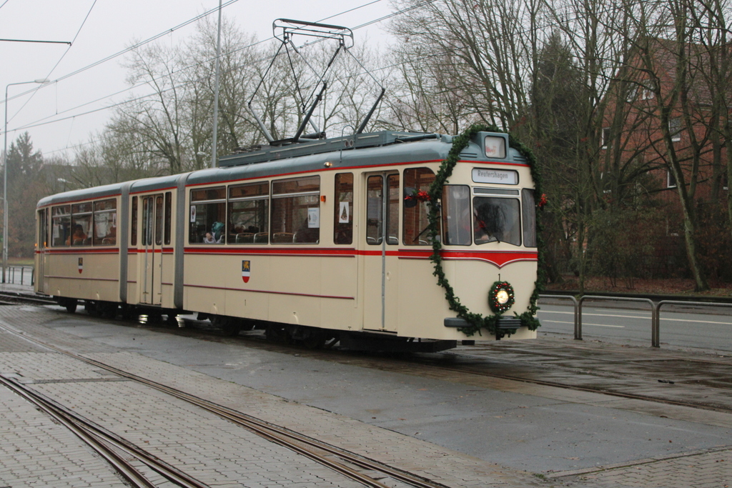 Gelenktriebwagen des Typs G4(Wagen 1)als Sonderfahrt von Rostock Neuer Friedhof nach Rostock Reutershagen am 10.12.2023 in Höhe Rostock Heinrich-Schütz Str fotografiert.