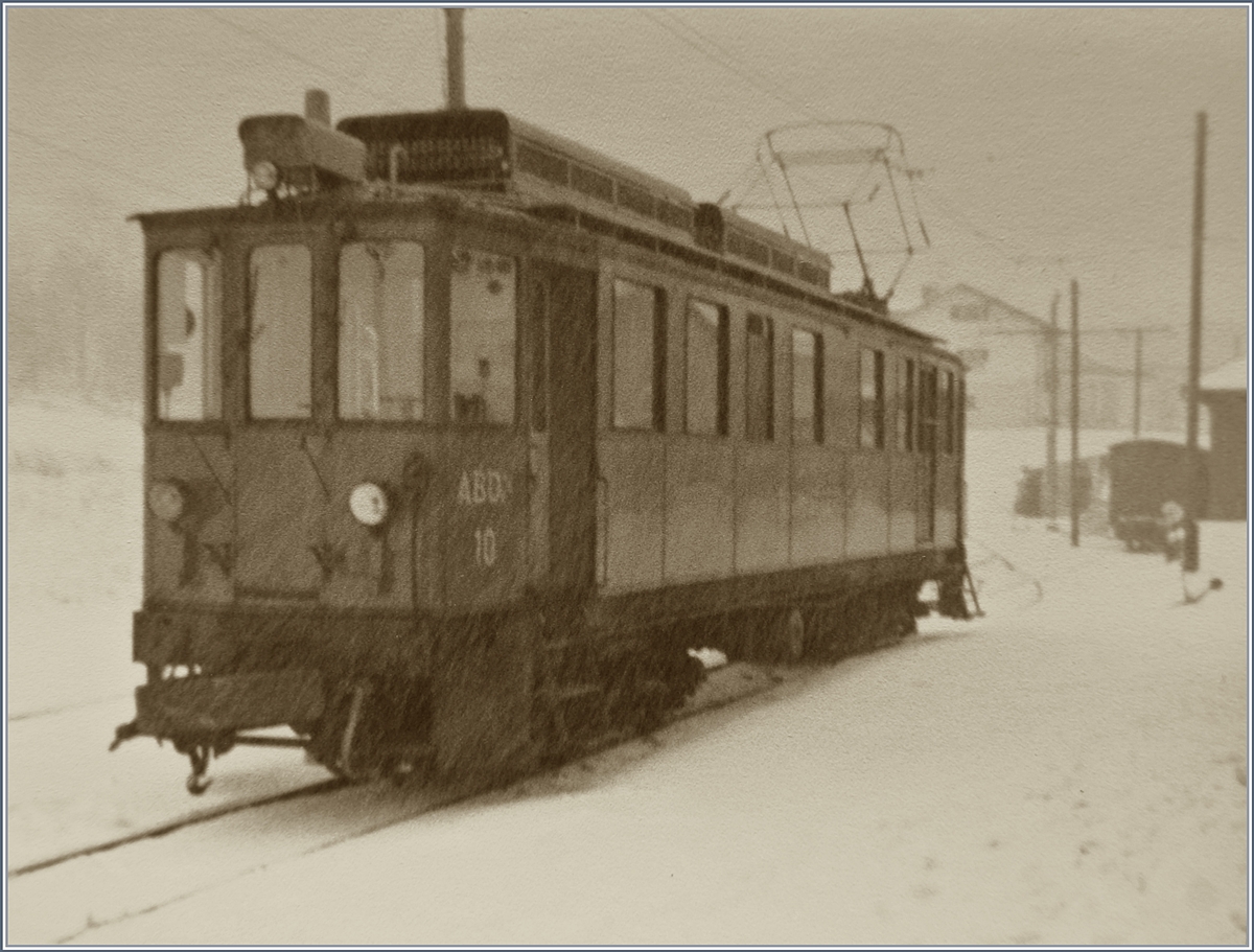 Gerade bei diesen schlechten Lichtverhältnissen verstärkt der qualitativ schlechte 110-Film den kräftigen Schneeschauer und vermittelt die tatsächliche Stimmung recht gut:
In La Cure steht der NStCM ABDe 4/4 N° 10, der von Nyon gekommen, später wieder nach Nyon zurückfahren wird. Wobei ich meinte, dass wir den Triebwagen beim Umfahren seines Beiwagen, welcher im Hintergrund zu erahnen ist, fotografierten, jedenfalls standen Fotografen dann, plötzlich und ungewollt am Französischen Zoll, zur Einreise in die Schweiz...

28. Nov. 1981