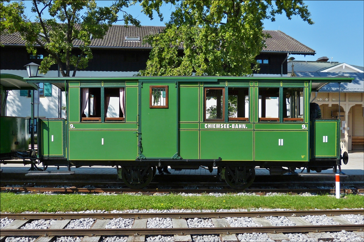 Geschlossener Personenwagen Nr.9 mit 1. Und 2. Klasse sowie einem Gepäckraum der Chiemseebahn, aufgenommen am 16.09.2018. (Hans)