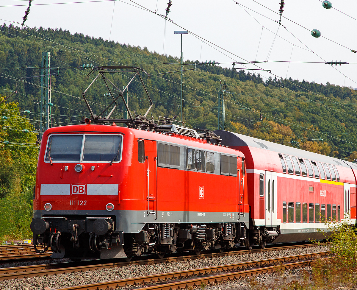 
Geschoben von der 111 122-8 ((91 80 6111 122-8 D-DB) der DB Regio NRW erreicht der RE 9  rsx / Rhein-Sieg-Express  (Aachen-Köln-Siegen) am 03.09.2016 nun bald den Bahnhof Betzdorf/Sieg.