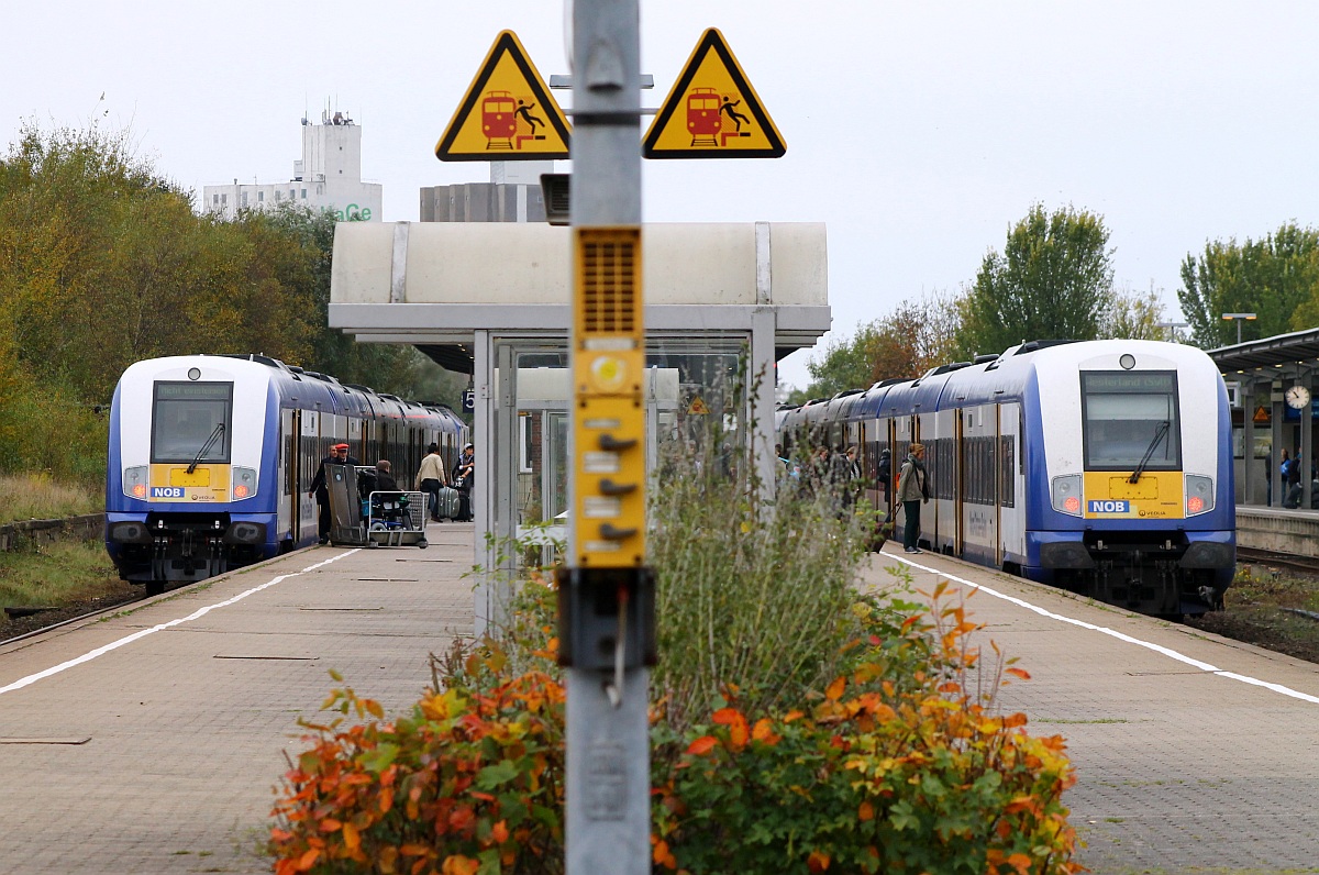 Geteilte NOB's und einmal umsteigen bitte! Links die NOB aus Hamburg(wird ausgesetzt) rechts die NOB nach Westerland(wurde hier eingesetzt).Husum 19.10.2013