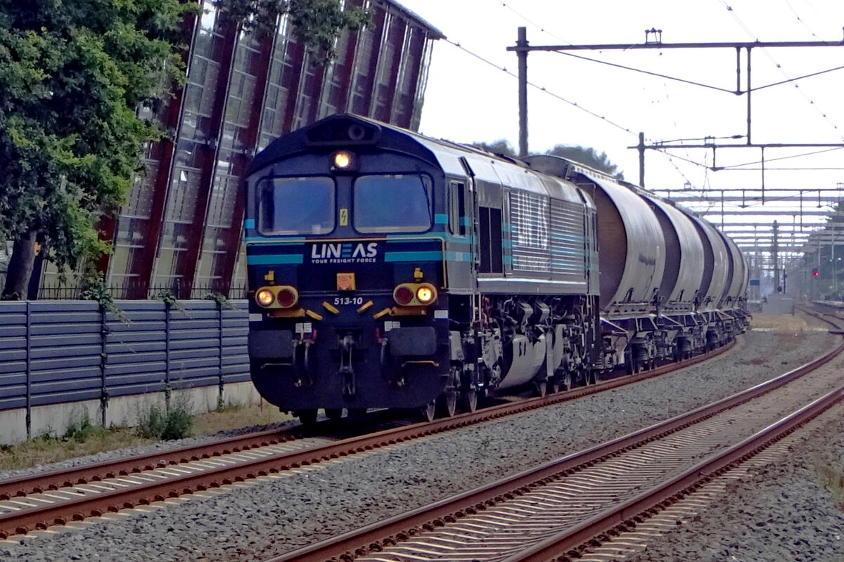 Getreidezug mit Lineas 513-10 durchfahrt am 17 Juni 2019 Wijchen. Das zeitalter der Class 66 bei Lineas ist jedoch schön vorbei.