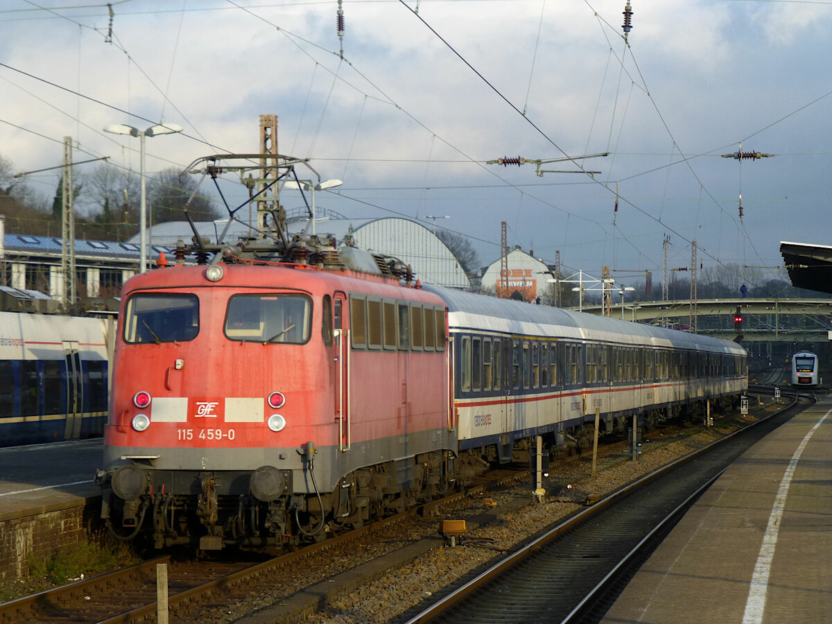 GfE-115 mit einer National-Express-Ersatzgarnitur in Oberbarmen. Am 5.2.2021 steht die Lok aber Richtung Osten und bekommt so ein wenig Sonne an diesem wechselhaften Wintertag ab.