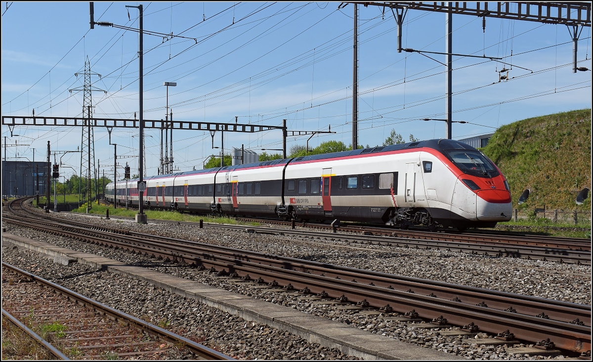 Giruno RABe 501 001 hat schon jede Menge Schmutz abbekommen, dafür hatte mir ein Güterzug den ziehenden RABe 501 006 ordentlich zugefahren. So konnte ich danken, dass der Zug doch noch eine Minute vor Ort für mich posierte, bevor es zu Tests nach Deutschland weiterging. April 2018.