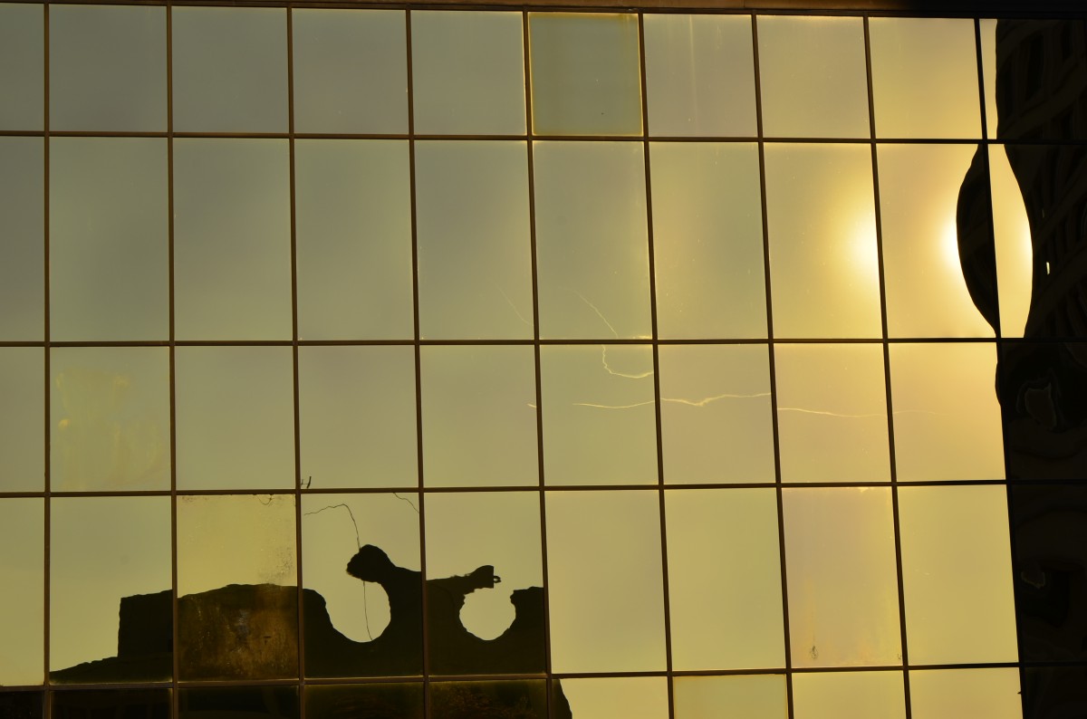 Glasfassade in der Nachmittagssonne. Aufnahme vom 27.10.2013 in Winston-Salem im US-Bundesstaat North-Carolina.