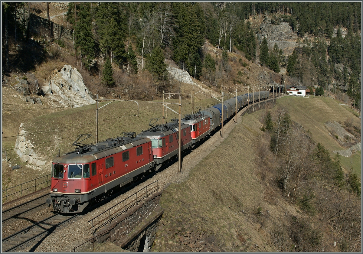 Gleich drei Re 4/4 II/III mit einem Güterzug (Stahl aus Luxembourg?) kurz vor der Obern Entschgtal-Galerie.
14. März 2014