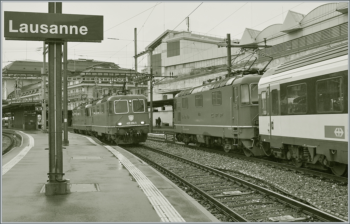 Gleich drei SBB Re 4/4 II in Lausanne auf einem Bild: die Re 4/4 II 1116 ( 91 85 4 420 116-6 CH-SBB) schiebt ihren erst am frühen Abend zum Einsatz kommenden IR nach Neuchâtel auf ein Abstellgeleis und im Hintergrund warten die beiden SBB Re 4/4 II 11256 (91 85 4420 256-0 CH-SBBC) und Re 4/4 II 11340 (91 85 4420 340-2  CH-SBBC) warten auf die Abfahrt in Richtung Palézieux. 

8. Dezember 2021