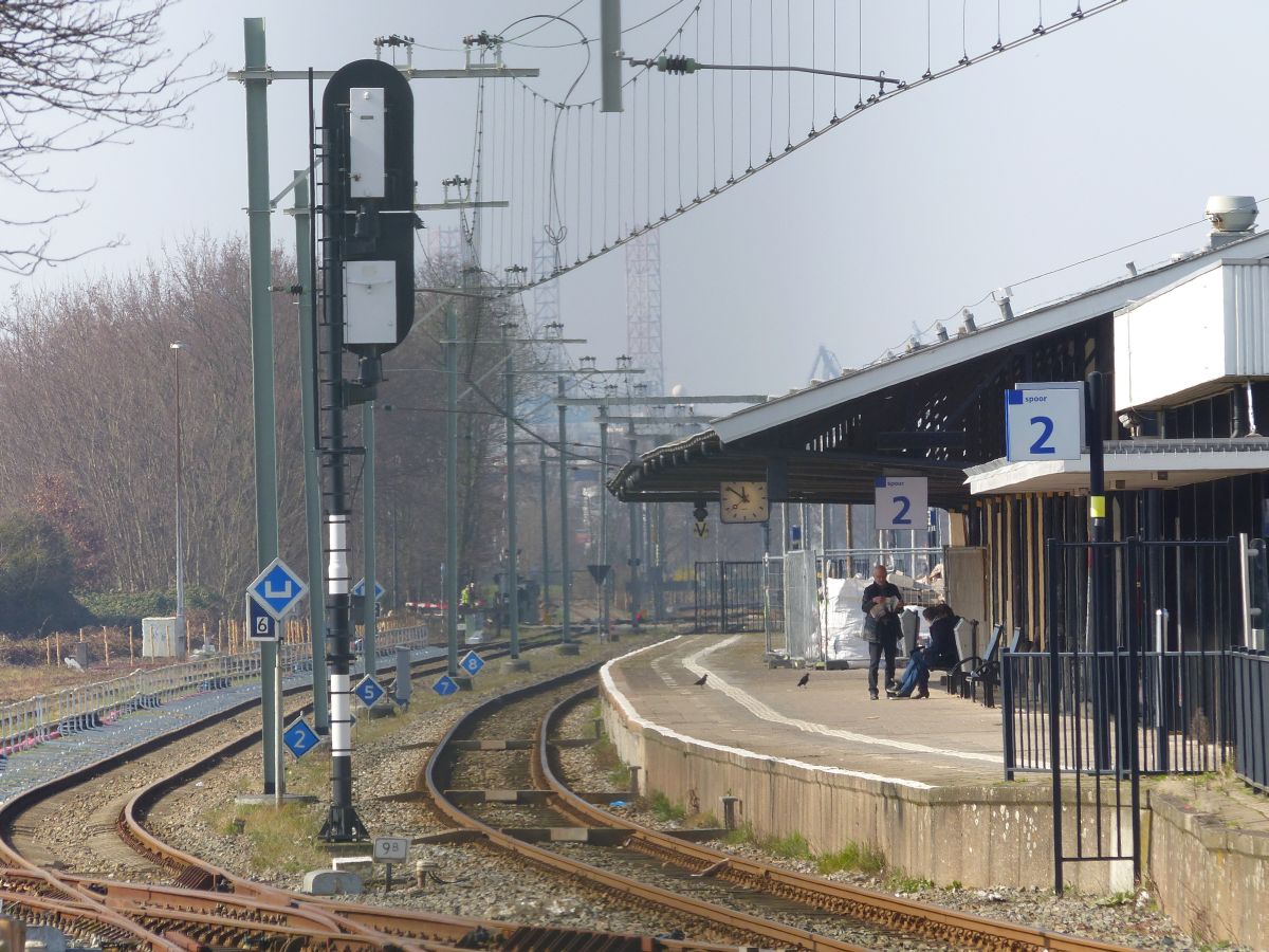 Gleis 2 und 3 station Vlaardingen Centrum 16-03-2017.

Spoor 2 en 3 station Vlaardingen Centrum 16-03-2017.