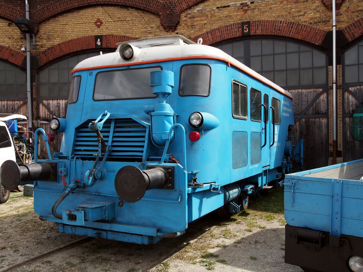 Gleisbaumaschine GSM 36 ex DR von Plasser & Theurer Baujahr 1964 Fabrik-Nummer 1883 (Typ VKR 05 E-Sp) im Eisenbahnmuseum Dresden Altstadt beim Dampfloktreffen am 17.04.2015.