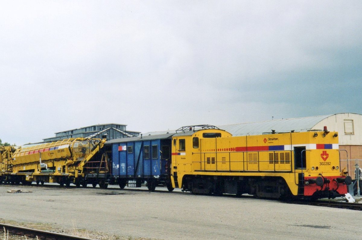 Gleisbauzug mit Strukton 302282 steht am 4 Juli 2004 abgestellt in Roosendaal-Goederen.