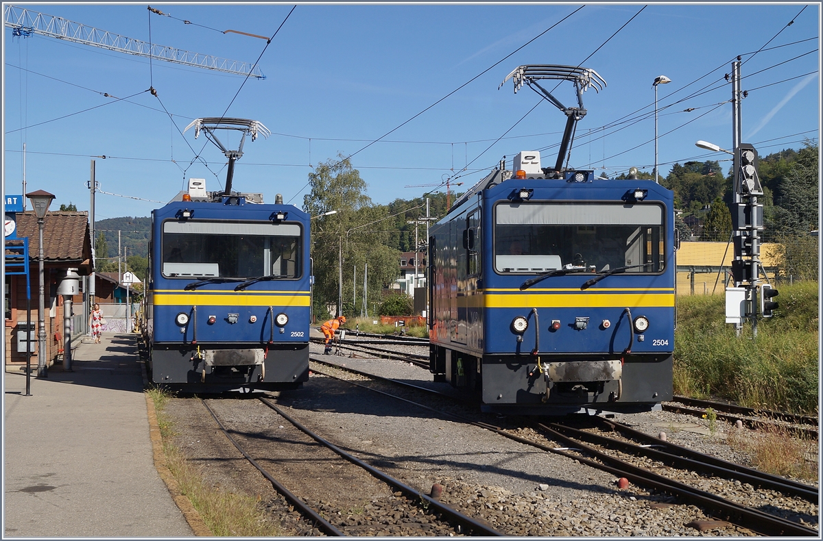 Gleiserneuerung bei der CEV: Die beiden MOB Gem 2/2 2504 und 2502 rangieren in Blonay um dann den leeren Schotterzug via Chamby zur MOB zu führen.

27. August 2020
