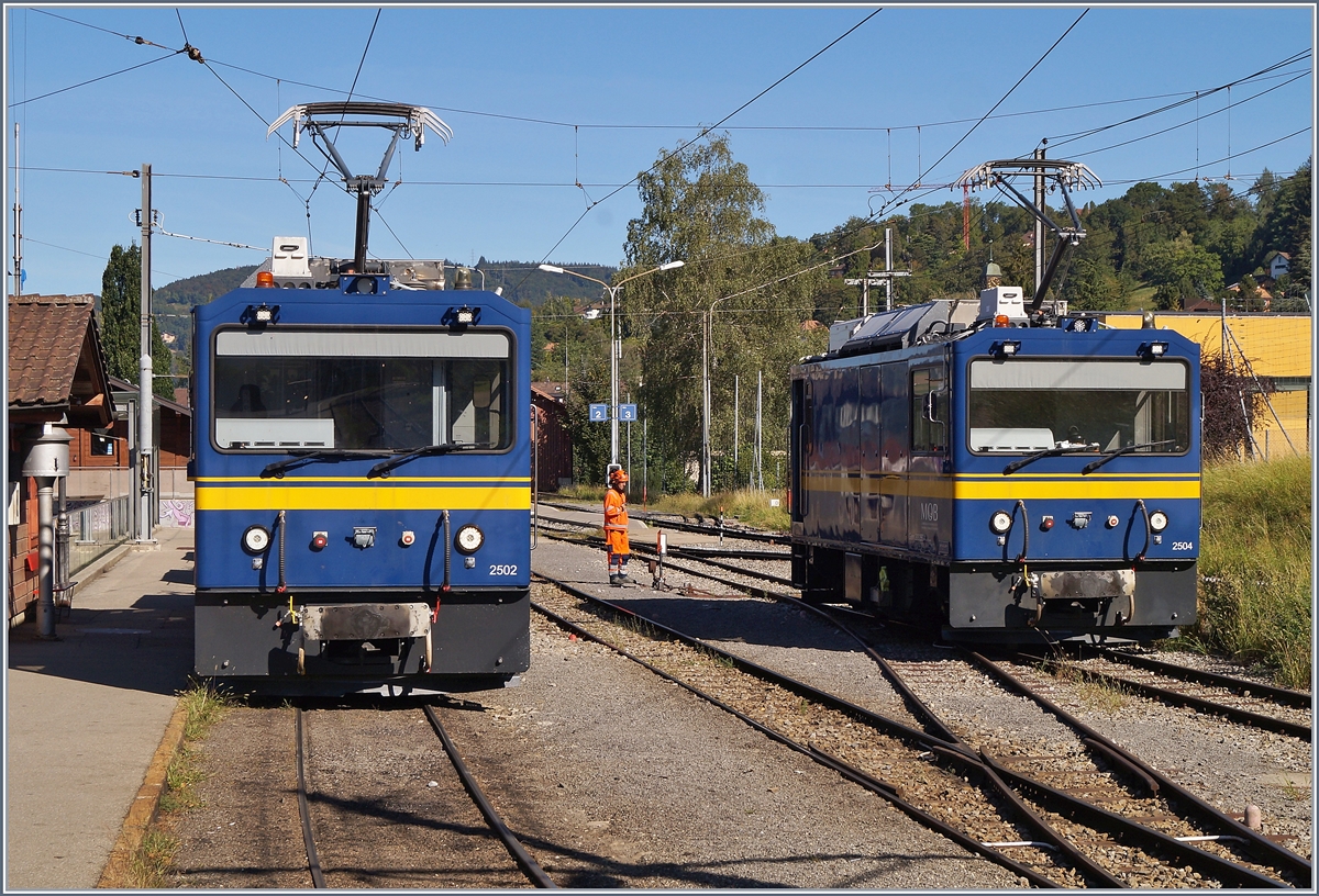 Gleiserneuerung bei der CEV: Die beiden MOB Gem 2/2 2504 und 2502 rangieren in Blonay um dann den leeren Schotterzug via Chamby zur MOB zu führen .

27. August 2020