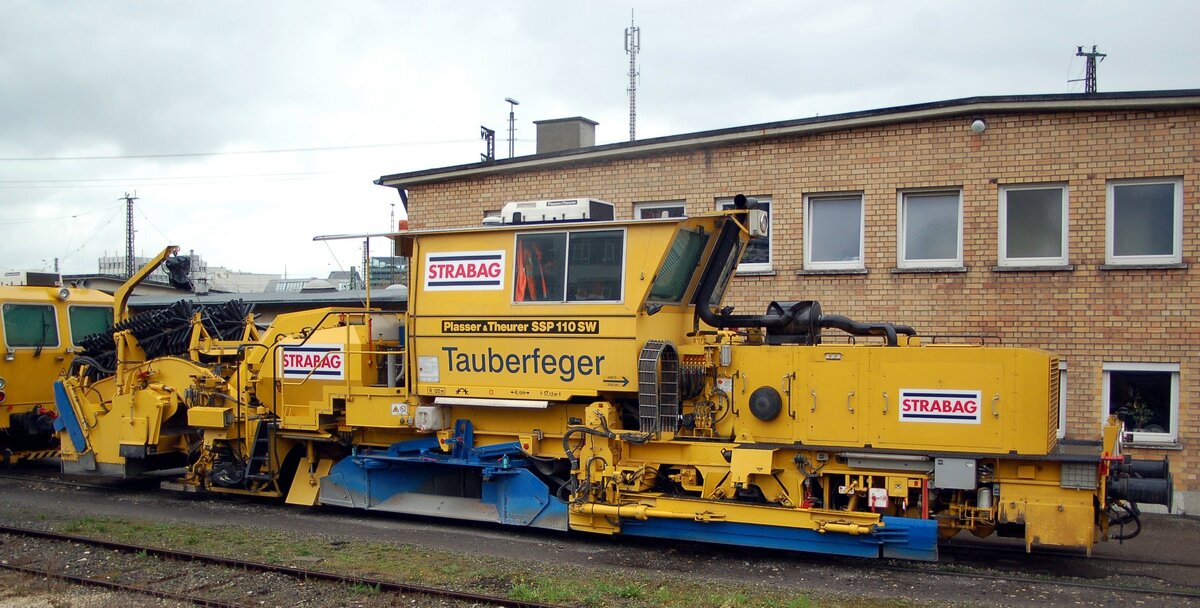 Gleismaschine Schotterreinigung Plasser & Theurer SSP 110 SW  Tauberfeger  von Strabag in Ulm am 1.04.2009.