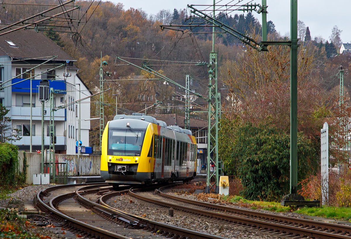 
Gleiswechsel bei der Auffahrt aus dem Bahnhof Betzdorf (Sieg), für den RB 93 normal, da er meist von Gleis 106 fährt....
Der VT 258 (95 80 0648 158-3 D-HEB / 95 80 0648 658-2 D-HEB) ein Alstom Coradia LINT 41 der HLB (Hessische Landesbahn), ex Vectus VT 258, verlässt am 01.12.2018, als RB 93  Rothaarbahn  (Betzdorf - Siegen - Kreuztal - Bad Berleburg), den Bahnhof Betzdorf (Sieg).