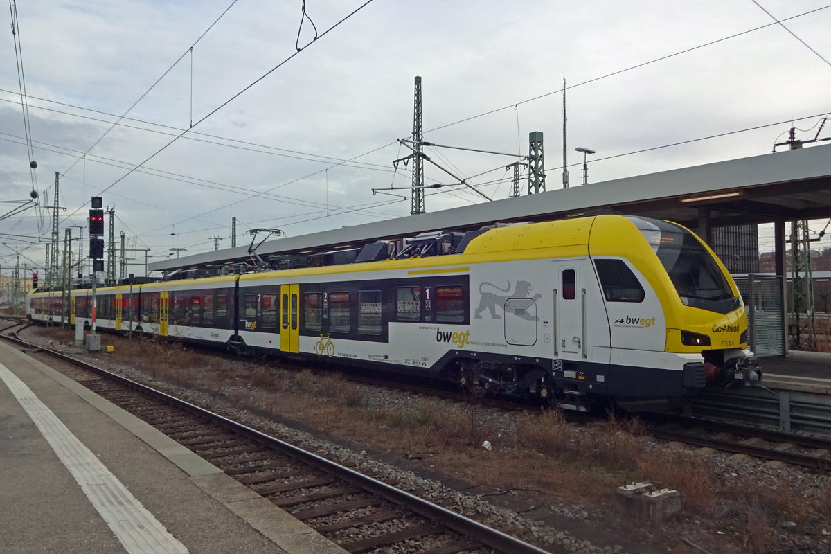 Go-Ahead ET5-13 verlsst am 3 Januar 2020 Stuttgart Hbf.
