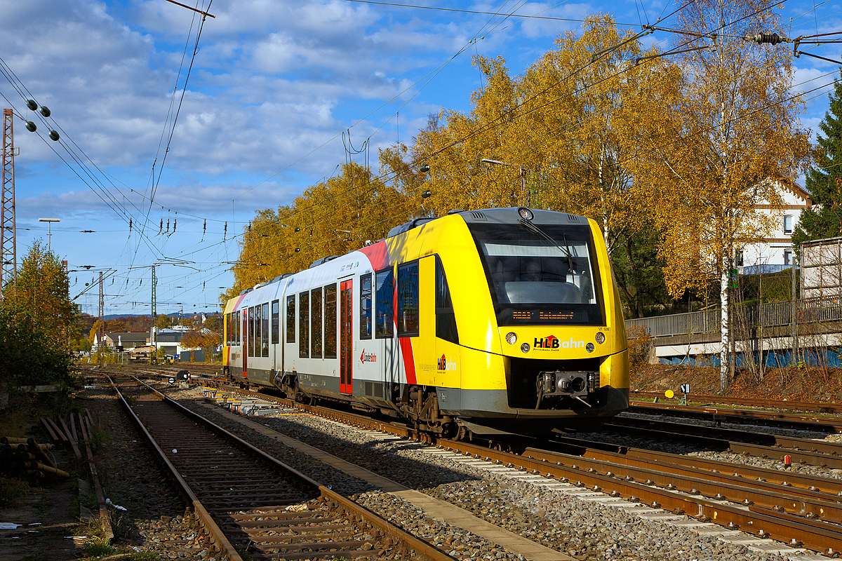 
Goldener Herbst:  Der VT 506 (95 80 1648 106-0 D-HEB / 95 80 1648 606-9 D-HEB), ein Alstom Coradia LINT 41 der neuen Generation / neue Kopfform, der HLB (Hessische Landesbahn GmbH) fährt am 30.10.2016, als RB 93  Rothaarbahn  (Bad Berleburg - Kreuztal -Siegen - Betzdorf), von Kreuztal weiter in Richtung Siegen. 