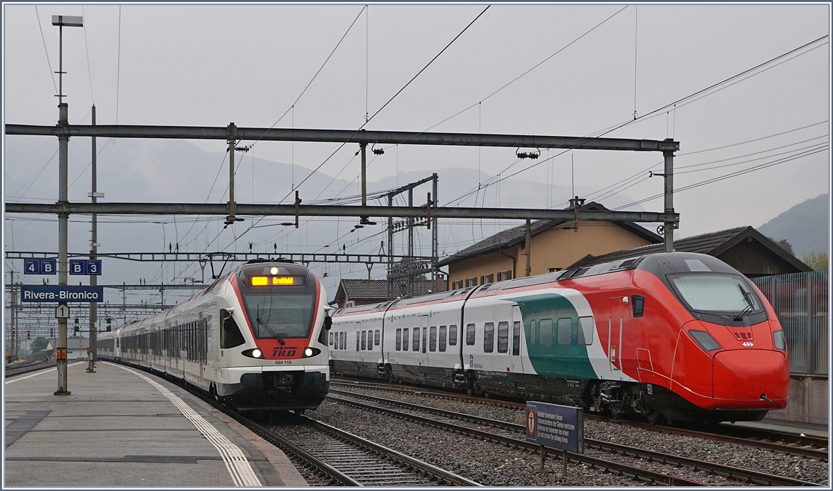 Gotthard-Reisezüge aus dem Hause Stadler in Riviera-Bironico: Während der SBB RABe 501 004 (UIC 93 85 0501 004-2 CH-SBB)  Giruno  zu Testfahren hier verweilt, sind zwei Tilo RABe 524 als RE 25082 von Milano nach Erstfeld unterwegs.
1. Oktober 2018