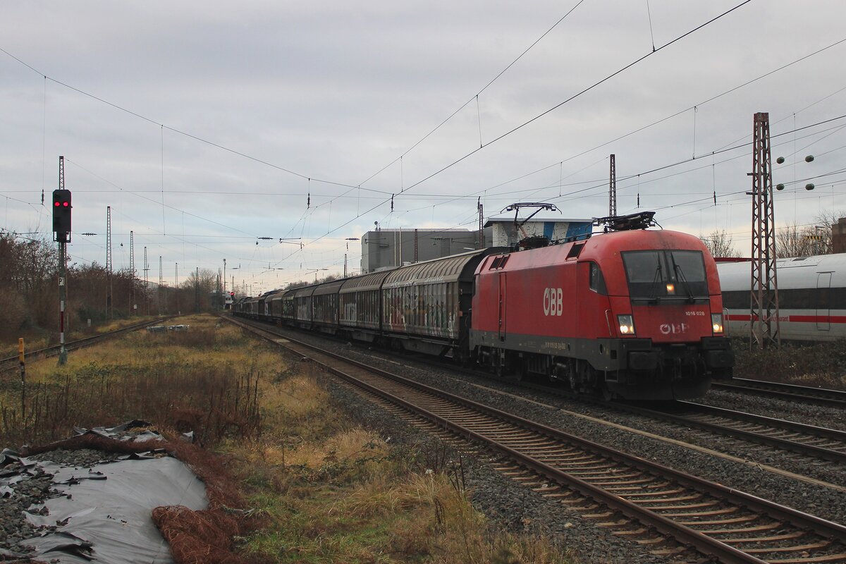 Grau wurde es am Nachmittag von 3 Januar 2025 in Hilden beim Passage von 1016 028 mit ein Ganzzug.