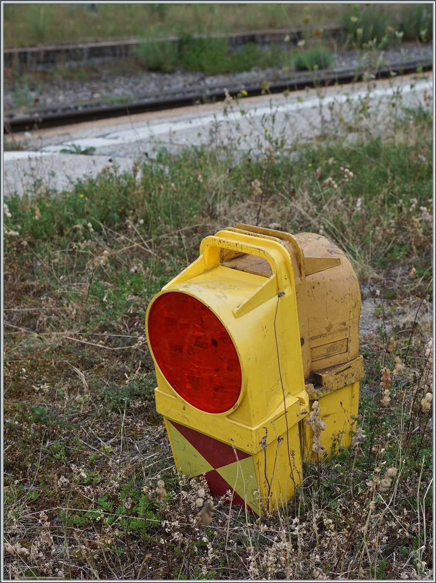 Grenzbahnhof Vallorbe und somit nicht verwunderlich, hier SNCF Zugschlusssignale auf dem Bahnsteig zu finden (die wohl für den Spaghetti-Zug bestimmt sind); erstaunlich ist eher, dass die hier nicht wegkommen...

Vallorbe, den 15. Aug. 2022