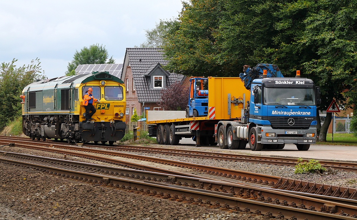 Größenvergleich...die Lok Class 66 Frightliner 650 002-2 über 100 Tonnen schwer und mehr als 3000PS der Truck max 40 Tonnen mit 400 PS und trotzdem wirken sie hier nahezu gleich groß....Jübek 04.09.2013