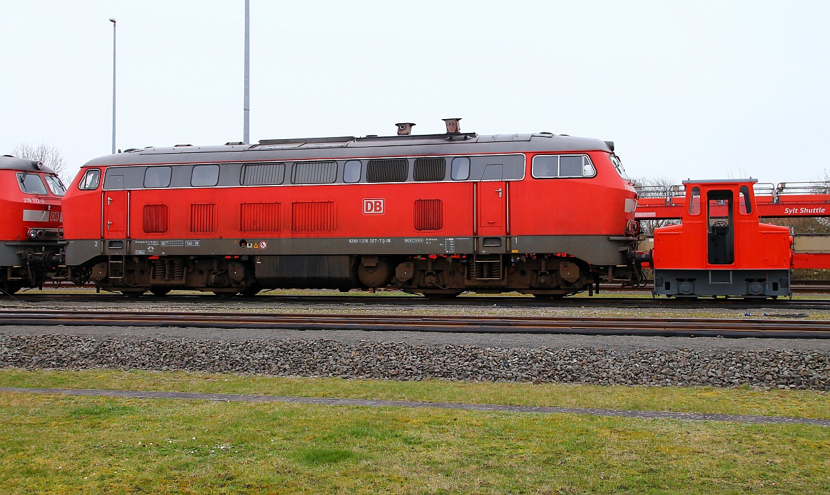 Größenvergleich...links 80 t Kult Diesel(218 307-7)und rechts vielleicht 500 kg Akku-Lok, gesehen im/am Bw der DB AutoZug in Niebüll am 02.04.2014