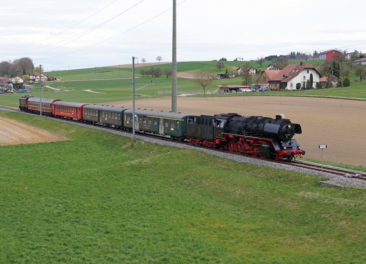 Grosse Frhlingsfahrt mit der Grossdampflok 503673 vom 11. Mrz 2015. Die Nostalgielok Be 4/4 Nr. 14 ex BT brachte den Sonderzug bis nach Olten Hammer, wo er durch die 50673 bernommen wurde. Die Be 4/4 14 wurde am Schluss des Zuges angehngt, um Umfahrungen zu vermeiden. Beim Wasserfassen in Lyss kam es zu einer Begenung mit der 01 202. Diese Aufnahme ist bei Kallnach entstanden.
Foto: Walter Ruetsch