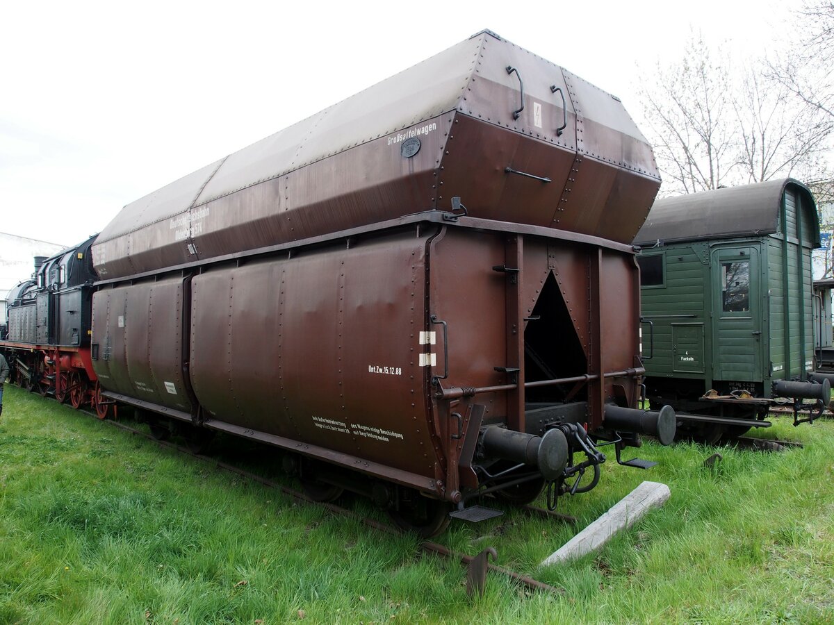Großraumschüttwagen (Großsattelwagen) OOt Oldenburg 574 beim 7.Dampfloktreffen in Dresden ausgestellt im Bw Dresden Altstadt am 17.04.2015.
