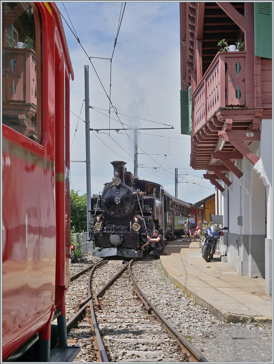 Grundproblem vieler Museumsbahnen: Kein Geld, keine Arbeitskräfte und kein Platz - letzteres zeigt dieses Bild mit dem in Chamby angedeuteten, abgestellten RhB ABe 4/4 I N° 35 welcher mein Bild der auf die Weiterfahrt nach Chaulin wartenden BFD HG 3/4 N° 3  bereichert . 

18. Mai 2025