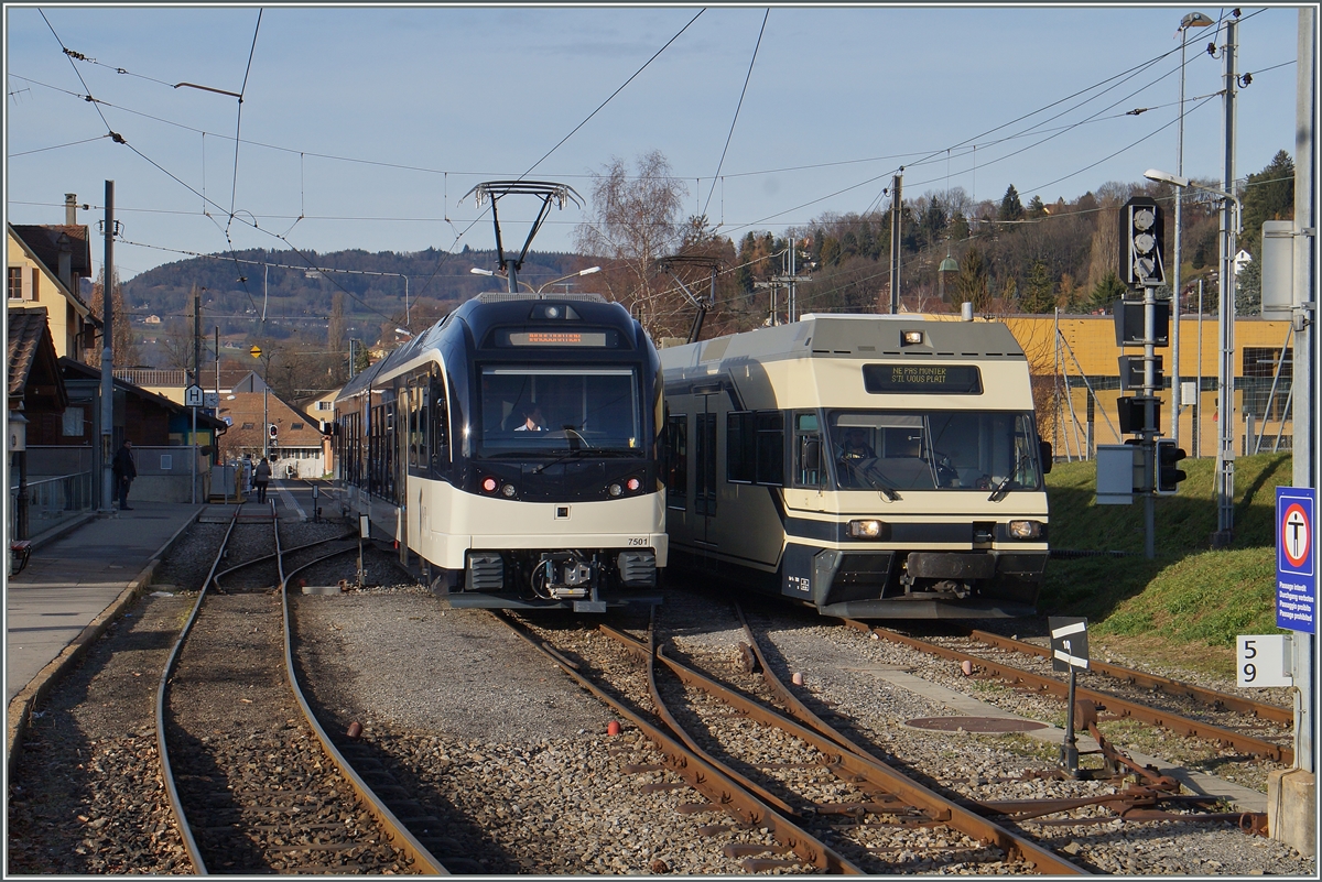 GTW im Wandel: Rechts der  Ur-GTW  Be 2/6 welchen die BTI (ASM) und die CEV MVR Ende der 1990er Jahre beschafft hatten, und links der neune Stadler GTW SURF ABeh 2/6 7501, welcher in naher Zukunft den Verkher der CEV und MVR prgen wird.
11. Dez. 2015