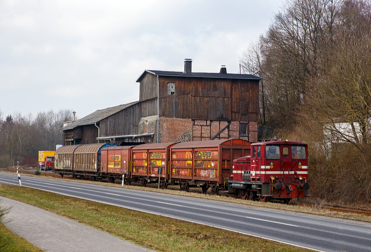 
Gterverkehr am Westerwald....
Die V 26.3 (Lok 3) der Westerwaldbahn (WEBA) eine Jung R 30 B, fhrt am 09.03.2016 mit einem ihrem nach Weitefeld, hier zwischen Elkenroth und  Weitefeld.