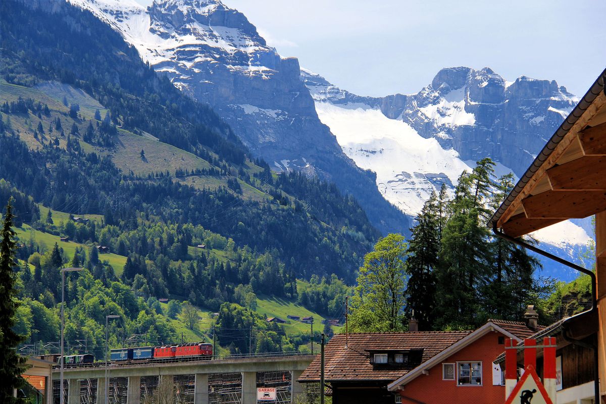 Güterverkehr auf der Lötschberg-Bergstrecke: Die beiden SBB-Loks Re6/6 11679 und Re4/4 II 11349 bringen einen schweren Güterzug nach Frutigen herunter. 23.Mai 2017.