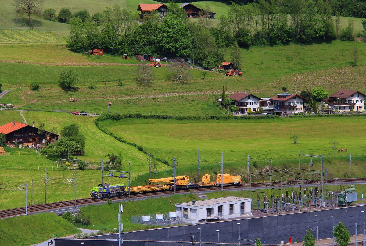 Güterverkehr auf der Lötschberg-Bergstrecke: Die BLS Diesellok Am 843 501 kommt mit dem grossen Kranzug in die Steigung oberhalb Frutigen. 23.Mai 2017  