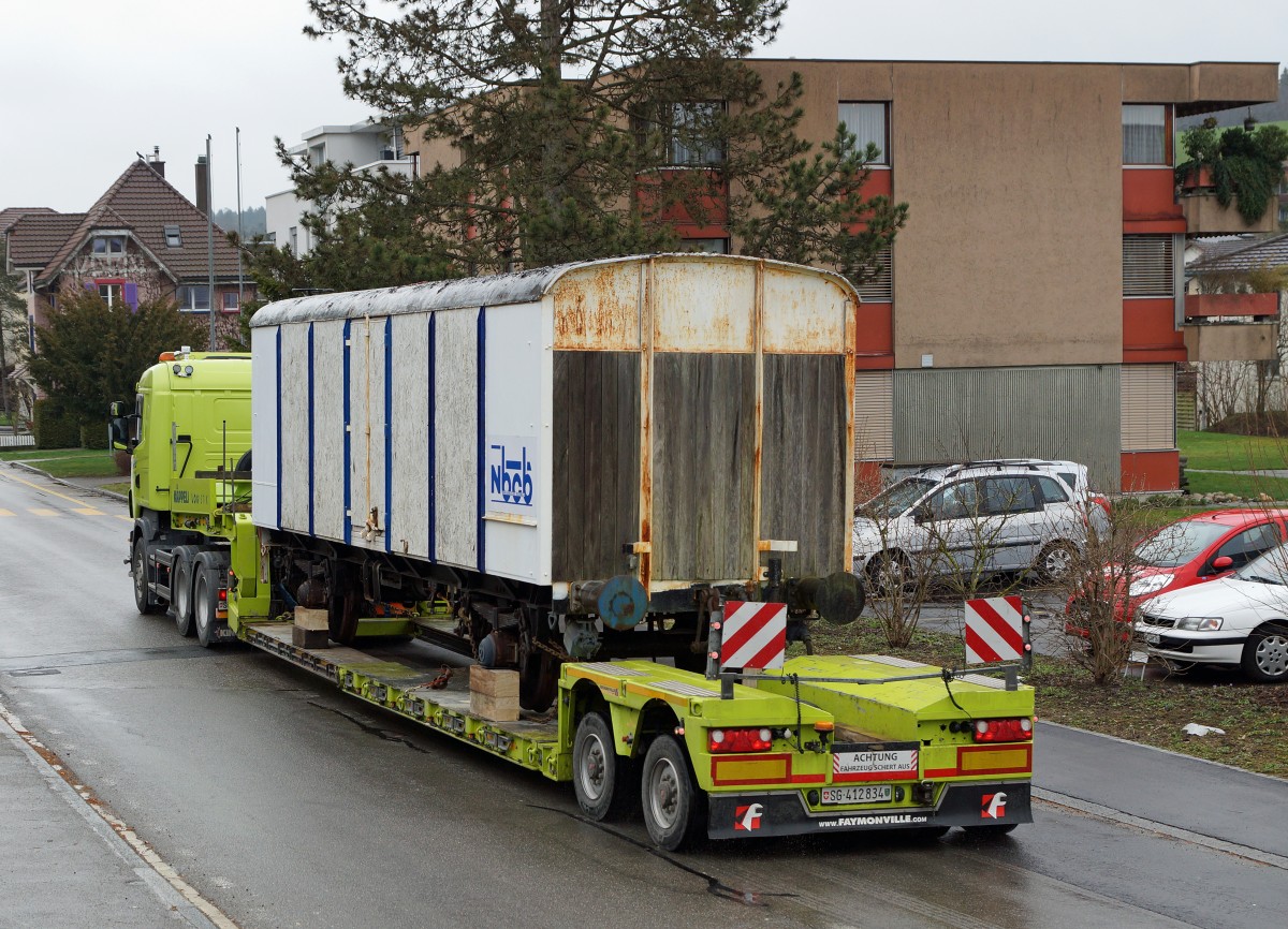 Güterwagen: AUSZUG AUS BUSSWIL. Heute den 2. März 2016 hat sich der N-Bahn-Club Busswil (NBCB) endgültig von seinen zwei Güterwagen getrennt, die der Neugestaltung des Bahnhofs Busswil zum Opfer gefallen sind. Während der letzte in der Schweiz noch vorhandene Kühlwagen P 23 85 849 1801-1 (ehemals Sais AG Horn/TG, Baujahr 1951) mit dem ursprünglichen Holzkasten in Frauenfeld bei IG Schiene Schweiz seine neue Heimat fand, wo er der Nachwelt erhalten bleibt, landete der bereits durch den NBCB teilweise abgebrochene ex Gklm-v 42 85 114 4 887-3 auf dem  SCHROTTHAUFEN. Beide Aufnahmen entstanden in Busswil bei Wetterverhätnissen, die so traurig waren wie der Abschied. Nun steht nur noch das Club-Lokal des NBCB in dem auch die wunderschöne Modellbahnanlage der Spur N bewundert werden kann, in Form eines alten Mitteleinstiegwagens beim Bahnhof Busswil. Gebaut wurde der Kühlwagen durch Schindler Waggon AG Pratteln. In Busswil hatte er seinen Standplatz von 1986 bis 2016. Von diesen Wagen existierten nur gerade zwei Stück.
Foto: Walter Ruetsch    