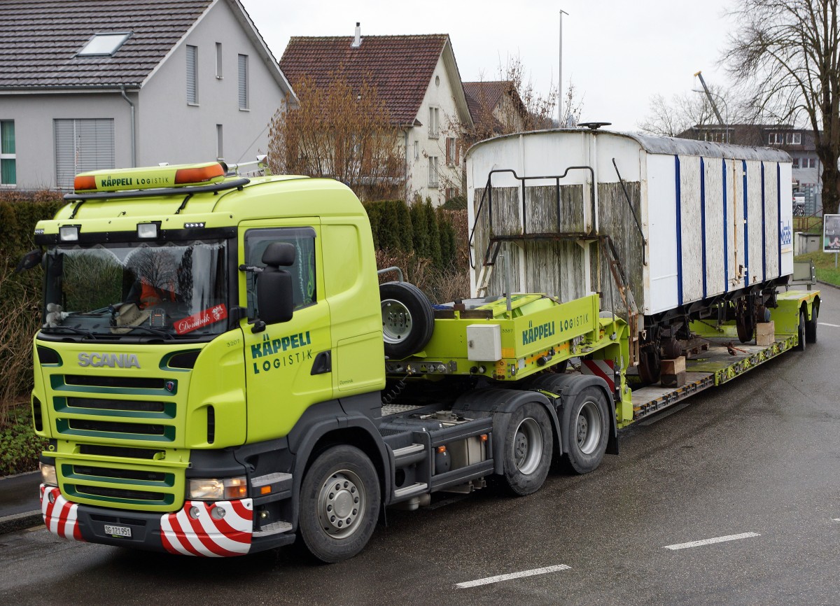 Güterwagen: AUSZUG AUS BUSSWIL. Heute den 2. März 2016 hat sich der N-Bahn-Club Busswil (NBCB) endgültig von seinen zwei Güterwagen getrennt, die der Neugestaltung des Bahnhofs Busswil zum Opfer gefallen sind. Während der letzte in der Schweiz noch vorhandene Kühlwagen P 23 85 849 1801-1 (ehemals Sais AG Horn/TG, Baujahr 1951) mit dem ursprünglichen Holzkasten in Frauenfeld bei IG Schiene Schweiz seine neue Heimat fand, wo er der Nachwelt erhalten bleibt, landete der bereits durch den NBCB teilweise abgebrochene ex Gklm-v 42 85 114 4 887-3 auf dem  SCHROTTHAUFEN. Beide Aufnahmen entstanden in Busswil bei Wetterverhätnissen, die so traurig waren wie der Abschied. Nun steht nur noch das Club-Lokal des NBCB in dem auch die wunderschöne Modellbahnanlage der Spur N bewundert werden kann, in Form eines alten Mitteleinstiegwagens beim Bahnhof Busswil. Gebaut wurde der Kühlwagen durch Schindler Waggon AG Pratteln. In Busswil hatte er seinen Standplatz von 1986 bis 2016. Von diesen Wagen existierten nur gerade zwei Stück.
Foto: Walter Ruetsch    