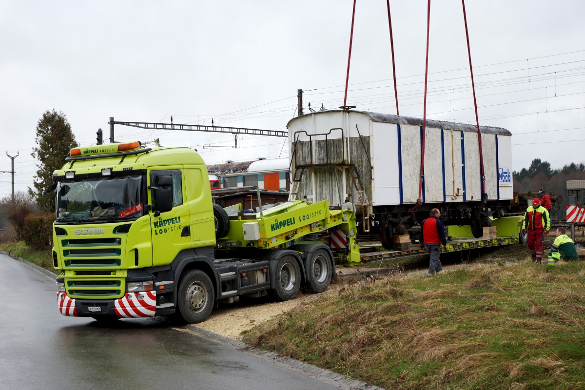 Güterwagen: AUSZUG AUS BUSSWIL. Heute den 2. März 2016 hat sich der N-Bahn-Club Busswil (NBCB) endgültig von seinen zwei Güterwagen getrennt, die der Neugestaltung des Bahnhofs Busswil zum Opfer gefallen sind. Während der letzte in der Schweiz noch vorhandene Kühlwagen P 23 85 849 1801-1 (ehemals Sais AG Horn/TG, Baujahr 1951) mit dem ursprünglichen Holzkasten in Frauenfeld bei IG Schiene Schweiz seine neue Heimat fand, wo er der Nachwelt erhalten bleibt, landete der bereits durch den NBCB teilweise abgebrochene ex Gklm-v 42 85 114 4 887-3 auf dem  SCHROTTHAUFEN. Beide Aufnahmen entstanden in Busswil bei Wetterverhätnissen, die so traurig waren wie der Abschied. Nun steht nur noch das Club-Lokal des NBCB in dem auch die wunderschöne Modellbahnanlage der Spur N bewundert werden kann, in Form eines alten Mitteleinstiegwagens beim Bahnhof Busswil. Gebaut wurde der Kühlwagen durch Schindler Waggon AG Pratteln. In Busswil hatte er seinen Standplatz von 1986 bis 2016. Von diesen Wagen existierten nur gerade zwei Stück.
Foto: Walter Ruetsch    