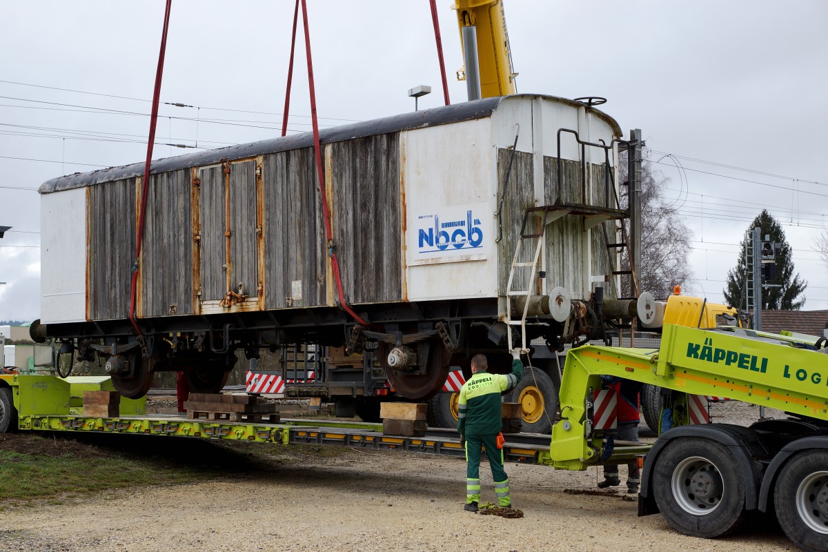 Güterwagen: AUSZUG AUS BUSSWIL. Heute den 2. März 2016 hat sich der N-Bahn-Club Busswil (NBCB) endgültig von seinen zwei Güterwagen getrennt, die der Neugestaltung des Bahnhofs Busswil zum Opfer gefallen sind. Während der letzte in der Schweiz noch vorhandene Kühlwagen P 23 85 849 1801-1 (ehemals Sais AG Horn/TG, Baujahr 1951) mit dem ursprünglichen Holzkasten in Frauenfeld bei IG Schiene Schweiz seine neue Heimat fand, wo er der Nachwelt erhalten bleibt, landete der bereits durch den NBCB teilweise abgebrochene ex Gklm-v 42 85 114 4 887-3 auf dem  SCHROTTHAUFEN. Beide Aufnahmen entstanden in Busswil bei Wetterverhätnissen, die so traurig waren wie der Abschied. Nun steht nur noch das Club-Lokal des NBCB in dem auch die wunderschöne Modellbahnanlage der Spur N bewundert werden kann, in Form eines alten Mitteleinstiegwagens beim Bahnhof Busswil. Gebaut wurde der Kühlwagen durch Schindler Waggon AG Pratteln. In Busswil hatte er seinen Standplatz von 1986 bis 2016. Von diesen Wagen existierten nur gerade zwei Stück.
Foto: Walter Ruetsch    