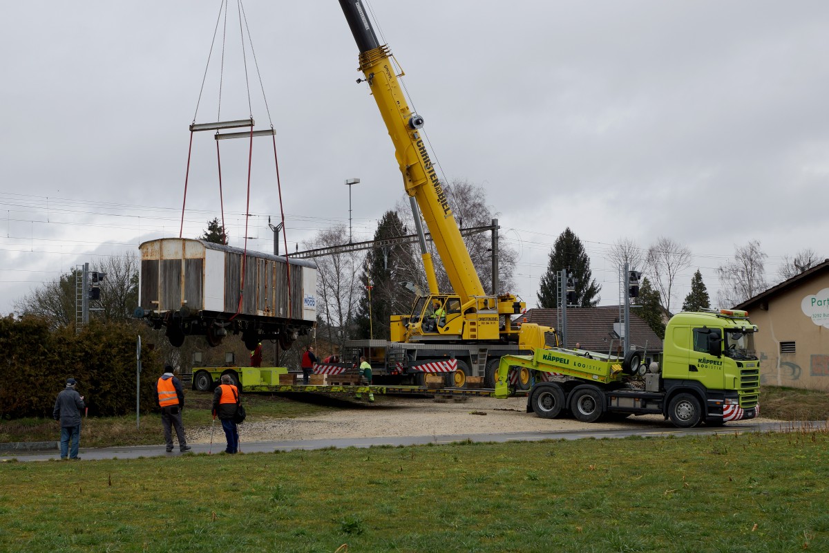 Güterwagen: AUSZUG AUS BUSSWIL. Heute den 2. März 2016 hat sich der N-Bahn-Club Busswil (NBCB) endgültig von seinen zwei Güterwagen getrennt, die der Neugestaltung des Bahnhofs Busswil zum Opfer gefallen sind. Während der letzte in der Schweiz noch vorhandene Kühlwagen P 23 85 849 1801-1 (ehemals Sais AG Horn/TG, Baujahr 1951) mit dem ursprünglichen Holzkasten in Frauenfeld bei IG Schiene Schweiz seine neue Heimat fand, wo er der Nachwelt erhalten bleibt, landete der bereits durch den NBCB teilweise abgebrochene ex Gklm-v 42 85 114 4 887-3 auf dem  SCHROTTHAUFEN. Beide Aufnahmen entstanden in Busswil bei Wetterverhätnissen, die so traurig waren wie der Abschied. Nun steht nur noch das Club-Lokal des NBCB in dem auch die wunderschöne Modellbahnanlage der Spur N bewundert werden kann, in Form eines alten Mitteleinstiegwagens beim Bahnhof Busswil. Gebaut wurde der Kühlwagen durch Schindler Waggon AG Pratteln. In Busswil hatte er seinen Standplatz von 1986 bis 2016. Von diesen Wagen existierten nur gerade zwei Stück.
Foto: Walter Ruetsch    