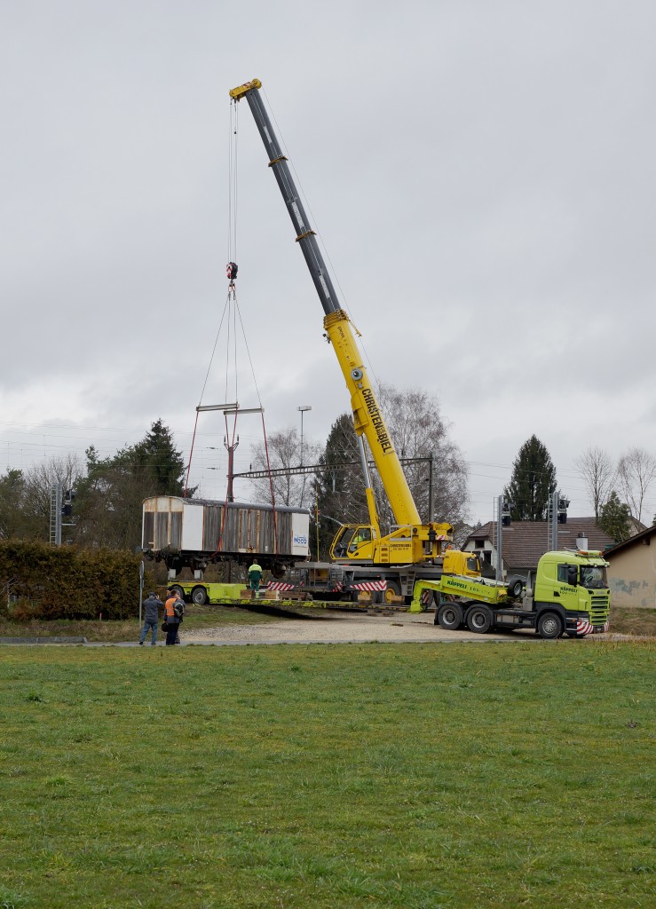 Güterwagen: AUSZUG AUS BUSSWIL. Heute den 2. März 2016 hat sich der N-Bahn-Club Busswil (NBCB) endgültig von seinen zwei Güterwagen getrennt, die der Neugestaltung des Bahnhofs Busswil zum Opfer gefallen sind. Während der letzte in der Schweiz noch vorhandene Kühlwagen P 23 85 849 1801-1 (ehemals Sais AG Horn/TG, Baujahr 1951) mit dem ursprünglichen Holzkasten in Frauenfeld bei IG Schiene Schweiz seine neue Heimat fand, wo er der Nachwelt erhalten bleibt, landete der bereits durch den NBCB teilweise abgebrochene ex Gklm-v 42 85 114 4 887-3 auf dem  SCHROTTHAUFEN. Beide Aufnahmen entstanden in Busswil bei Wetterverhätnissen, die so traurig waren wie der Abschied. Nun steht nur noch das Club-Lokal des NBCB in dem auch die wunderschöne Modellbahnanlage der Spur N bewundert werden kann, in Form eines alten Mitteleinstiegwagens beim Bahnhof Busswil. Gebaut wurde der Kühlwagen durch Schindler Waggon AG Pratteln. In Busswil hatte er seinen Standplatz von 1986 bis 2016. Von diesen Wagen existierten nur gerade zwei Stück.
Foto: Walter Ruetsch    